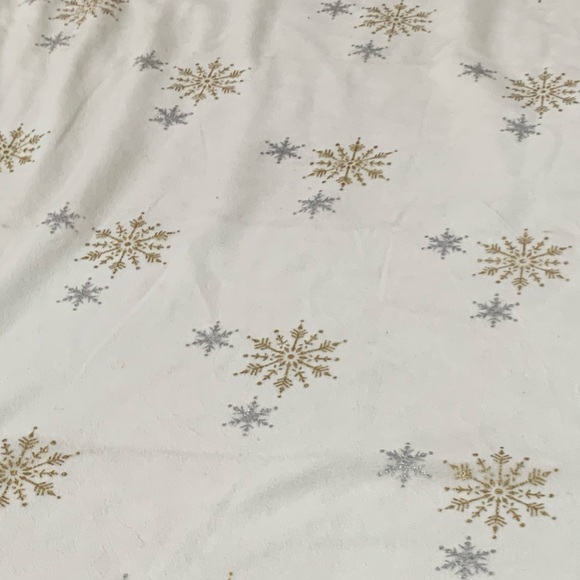 Throw Blanket with Sparkly Snowflake Design - Picture 4 of 4